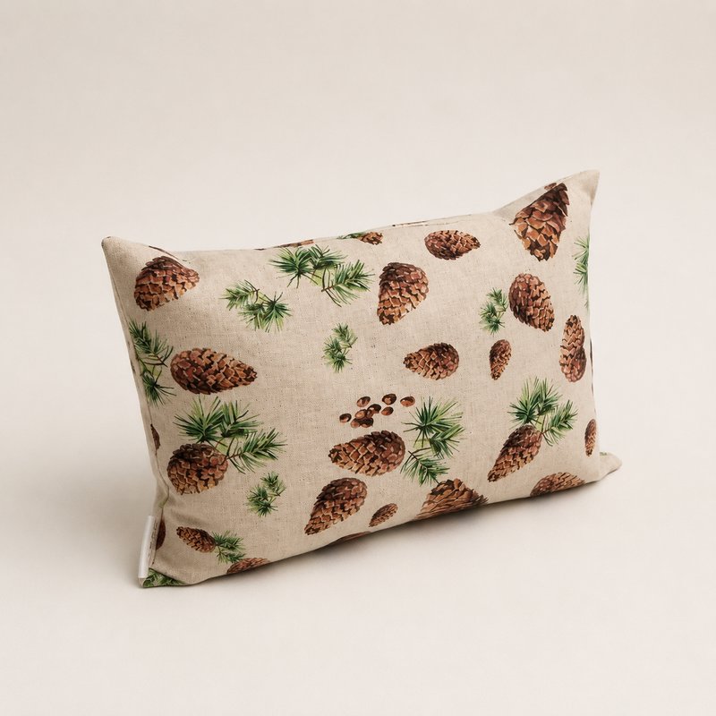 Zirben-Zierkissen 26 × 19 cm mit Zapfenmotiv